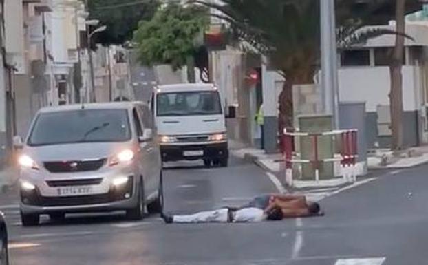 Dos jóvenes en estado de embriaguez se tumban y cortan el tráfico en Arrecife