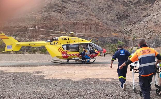Rescatan en helicóptero a un senderista herido en Mogán