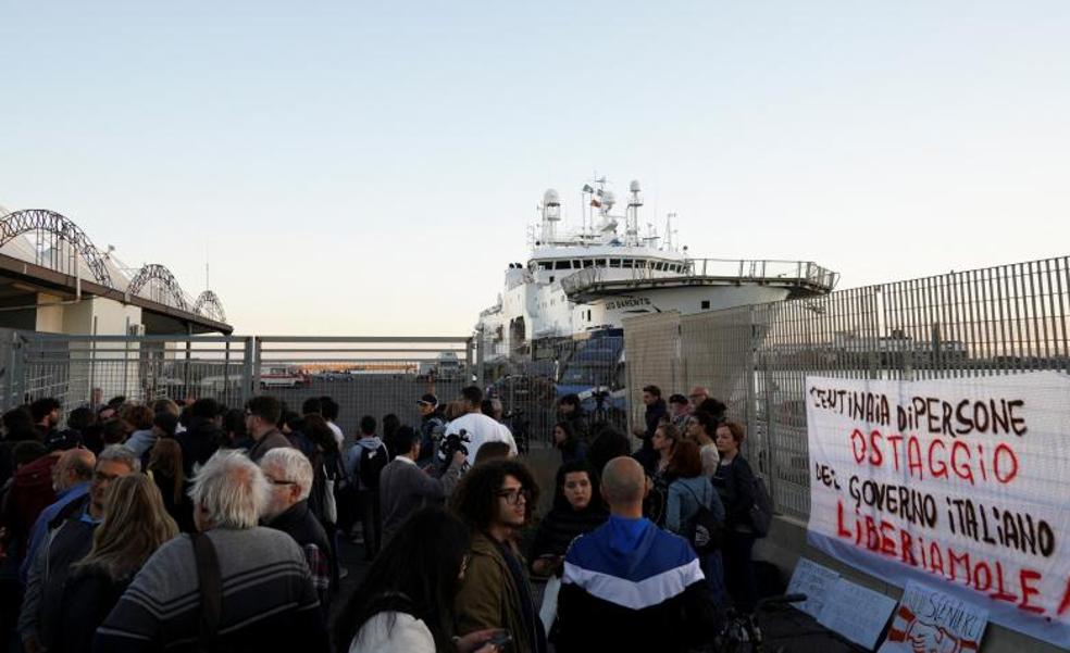 La UE avisa a Meloni que el deber de Italia es desembarcar a los migrantes rescatados