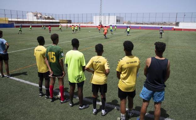 La FIFA deja de arruinar el sueño del fútbol a los niños llegados en patera