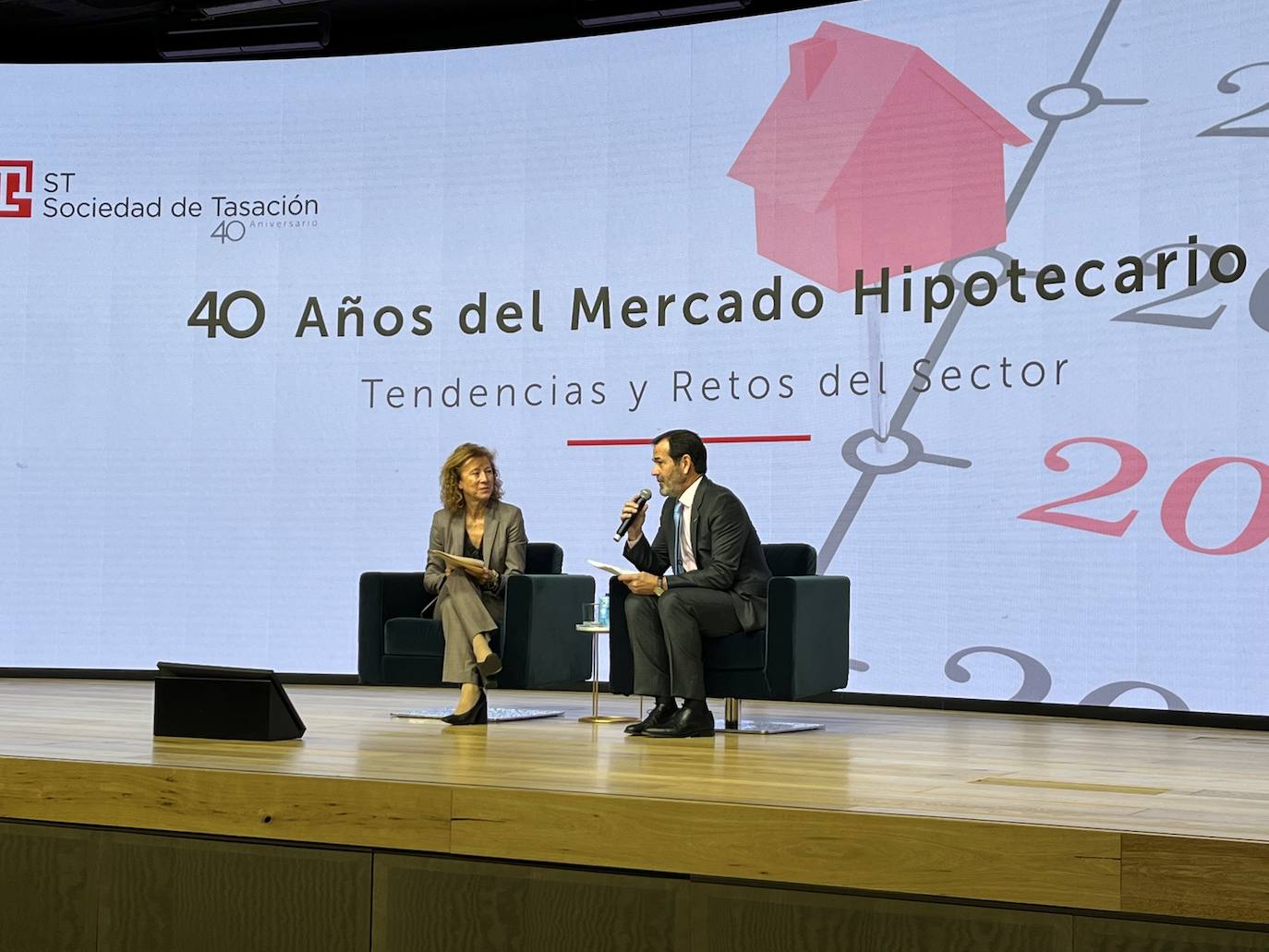 La subgoberandora del Banco de España, Margarita Delgado, junto Juan Fernandez-Aceytuno (Sociedad de Tasacion). 