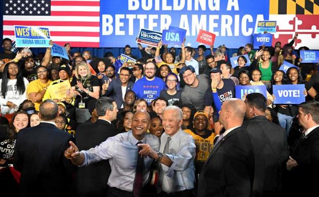 El candidato a gobernador Wes Moore y Joe Biden posan con sus simpatizantes durante un mitin en Maryland en vísperas de las elecciones. 