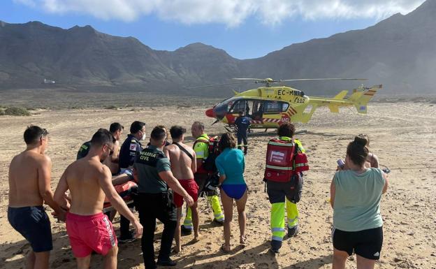 Rescatan a un hombre con signos de ahogamiento en la playa de Cofete