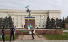 Las fuerzas ucranianas vuelven a izar su bandera en el centro de Jersón