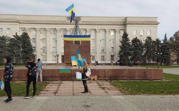 Las fuerzas ucranianas vuelven a izar su bandera en el centro de Jersón