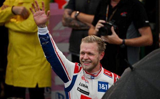 Magnussen celebra la primera posición.