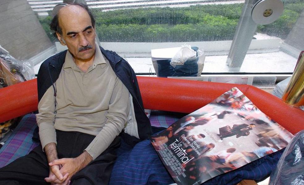 Muere en el aeropuerto de París el refugiado iraní que inspiró la película 'La Terminal', de Spielberg