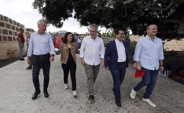 Carolina Darias con Franquis, Torres, Facundo e Hidalg en la fiesta de la rosa del PSOE, en Arucas./ EFe