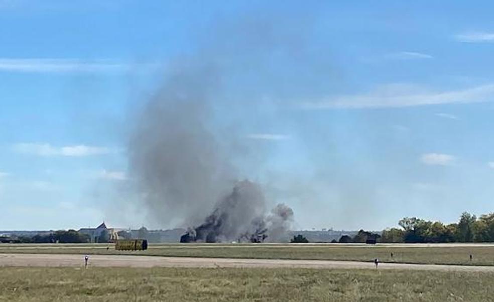 Seis muertos en el brutal choque de dos aviones de la Segunda Guerra Mundial durante un espectáculo en Texas