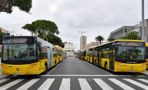 El PSOE deja que Coalición Canaria se apunte el éxito de las guaguas gratis