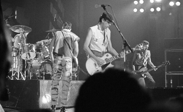 Keith Levene, en el centro de la imagen, en una actuación de The Clash. 