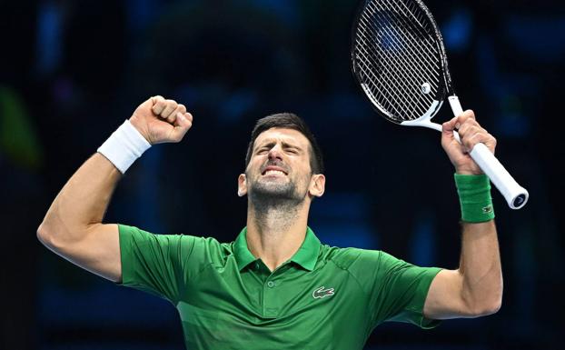 Djokovic celebra su victoria este lunes en Turín ante el griego Tsitsipas./efe