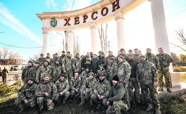 Zelenski, en el centro, rodeado de soldados para una fotografía conmemorativa, este lunes tras su llegada por sorpresa a Jersón.