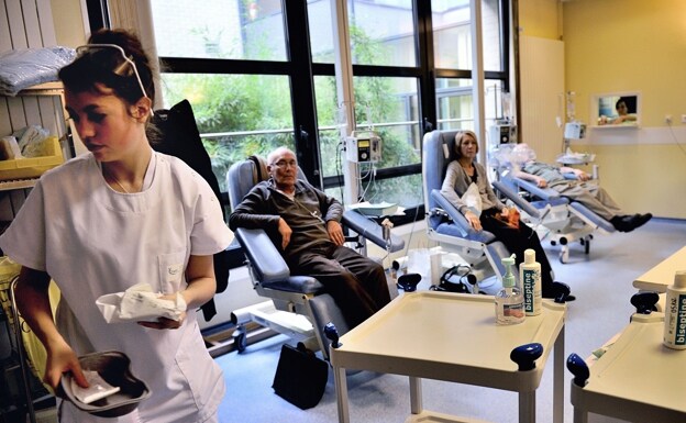 Varios pacientes oncológicos reciben tratamiento en un centro hospitalario. 