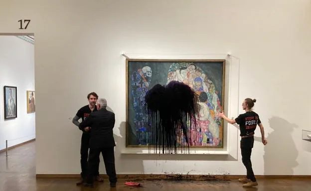 Activistas ecologistas rocían con líquido negro un cuadro de Klimt en Viena