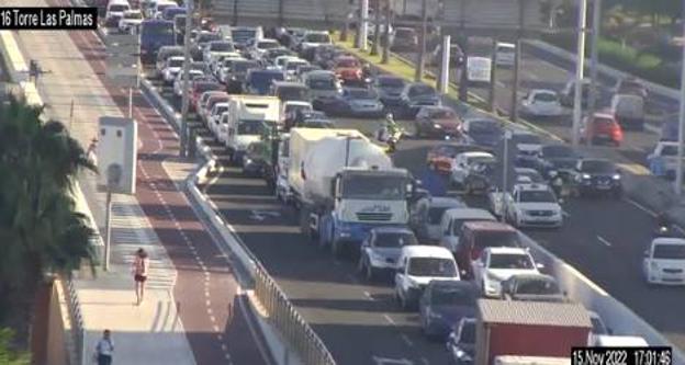 Retenciones en la Avenida Marítima, sentido norte, antes del acceso a Torre Las Palmas