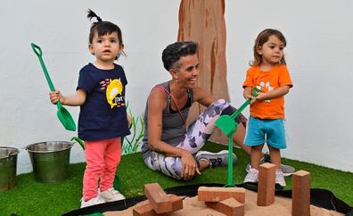 Familias y profesionales de Santa Lucía aprenden a jugar en el programa 'Bebécultura'