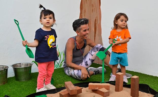 Familias y profesionales de Santa Lucía aprenden a jugar en el programa 'Bebécultura'