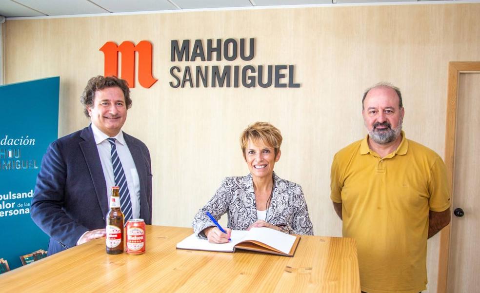 La consejera de Economía, Elena Máñez, visita el Centro de Producción de Mahou San Miguel en Canarias