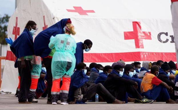 La llegada de migrantes a Canarias cae un 17,6% en lo que va de año, con 14.875