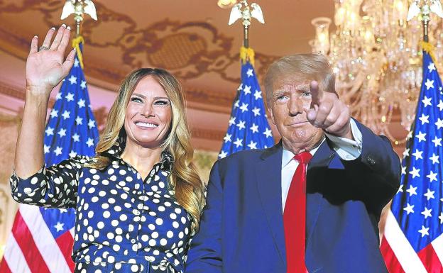 Trump, acompañado de su esposa Melania, saluda a sus seguidores tras anunciar su nueva candidatura a la Casa Blanca./joe raedle / AFP