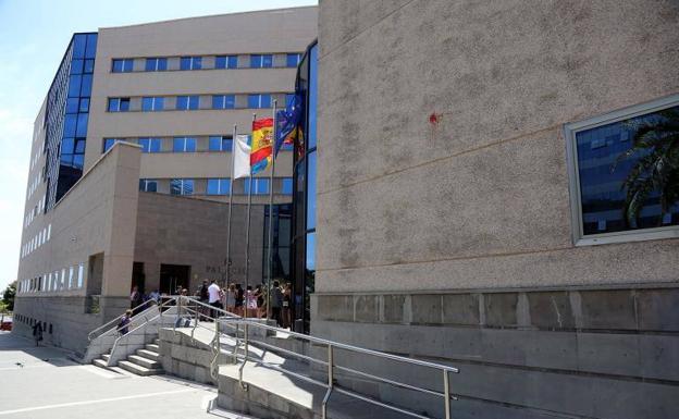 Despedido un vigilante que hizo una 'peineta' a la cámara de vigilancia