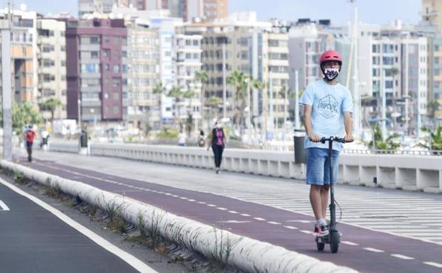 Un hombre conduce un patinete eléctrico en la Avenida Marítima de la capital. /ARcadio Suárez