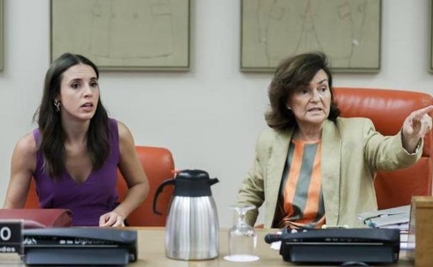 Irene Montero y Carmen Calvo, durante una sesión de la Comisión de Igualdad del Congreso. /EFE