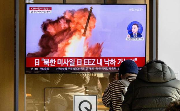 Ciudadanos norcoreanos siguen por televisión las noticias sobre el lanzamiento. /Anthony WALLACE / AFP)