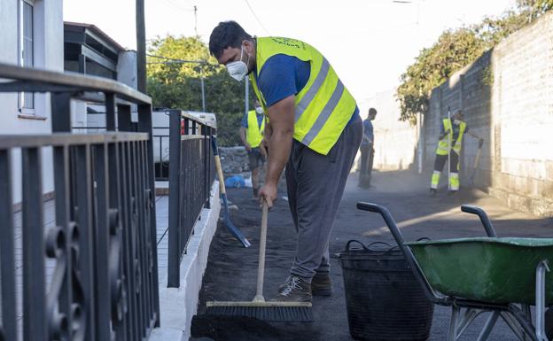 Familias palmeras acuden a Cáritas ante la falta de respuesta de las administraciones