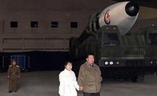 El líder de Corea del Norte elige el acto de lanzamiento de un misil para presentar a su hija