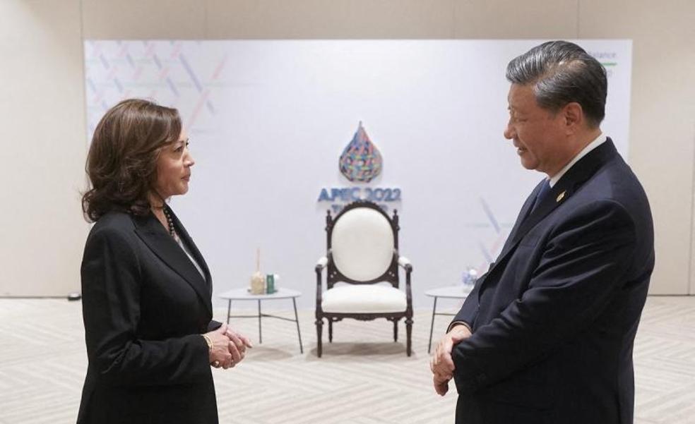 Harris se reúne con Xi Jinping para abogar por una comunicación abierta entre China y EE UU