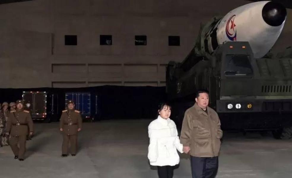 Kim Jong-un presenta en sociedad a su hija en el lanzamiento de su último misil