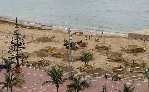 Arranca la elaboración del belén de arena de Las Canteras