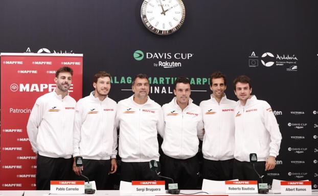El equipo español de Copa Davis, capitaneado por Sergi Bruguera. /Jorge Zapata (Efe)