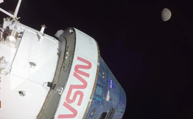 Imagen captada por la nave espacial Orión, de la NASA, mientras se acercaba a la luna. 