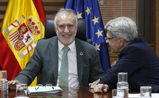 El presidente Torres (i) con el consejero Julio Pérez. /EFE