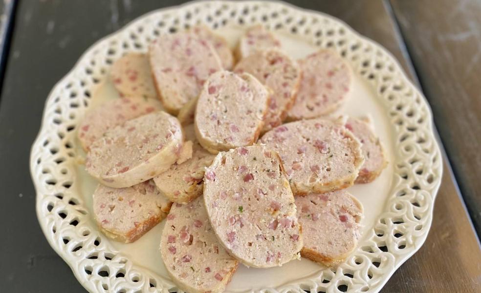 Rollo de pollo con piñones y jamón