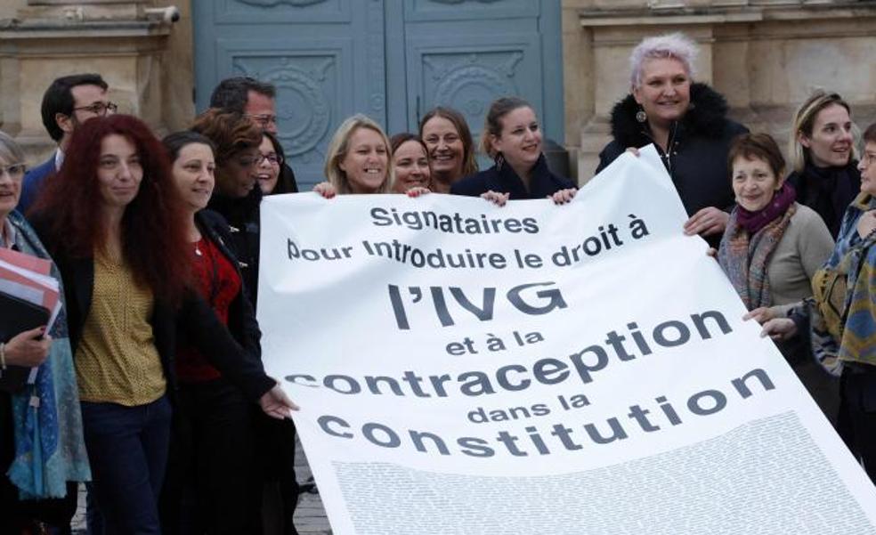 Francia da sus primeros pasos en aprobar el aborto como derecho constitucional