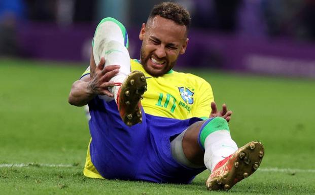 Neymar se duele de la dura entrada de un jugador de Serbia. /reuters