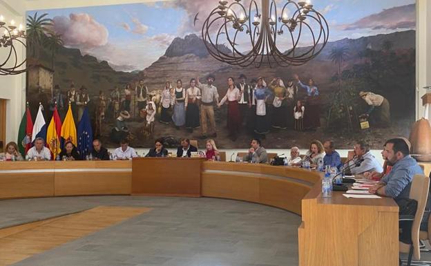 El portavoz del PP deja el gobierno de Santa Lucía por el 'congreso del lujo'