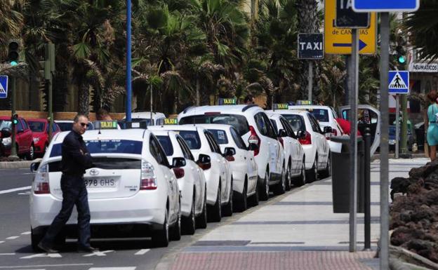 El Cabildo paga a la Cámara 77.395 euros por llevar las ayudas al taxi y al Carnaval