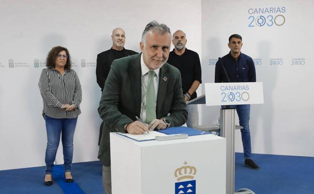 Gobierno y sindicatos firman la estabilización de 3.500 plazas de empleo público en Canarias