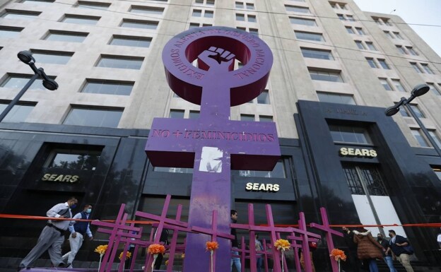 Escultura en contra de los feminicidios en Ciudad de México. 