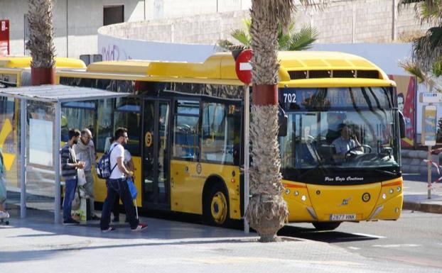 El Ayuntamiento defiende que el bono 10 de Guaguas se sume a la gratuidad del transporte