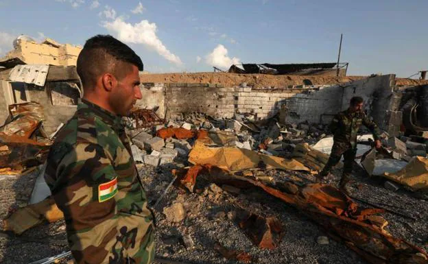 Un combatiente kurdo contempla la destrucción causada por un bombardeo iraní en un pueblo del Kurdistán iraquí, esta pasada semana.