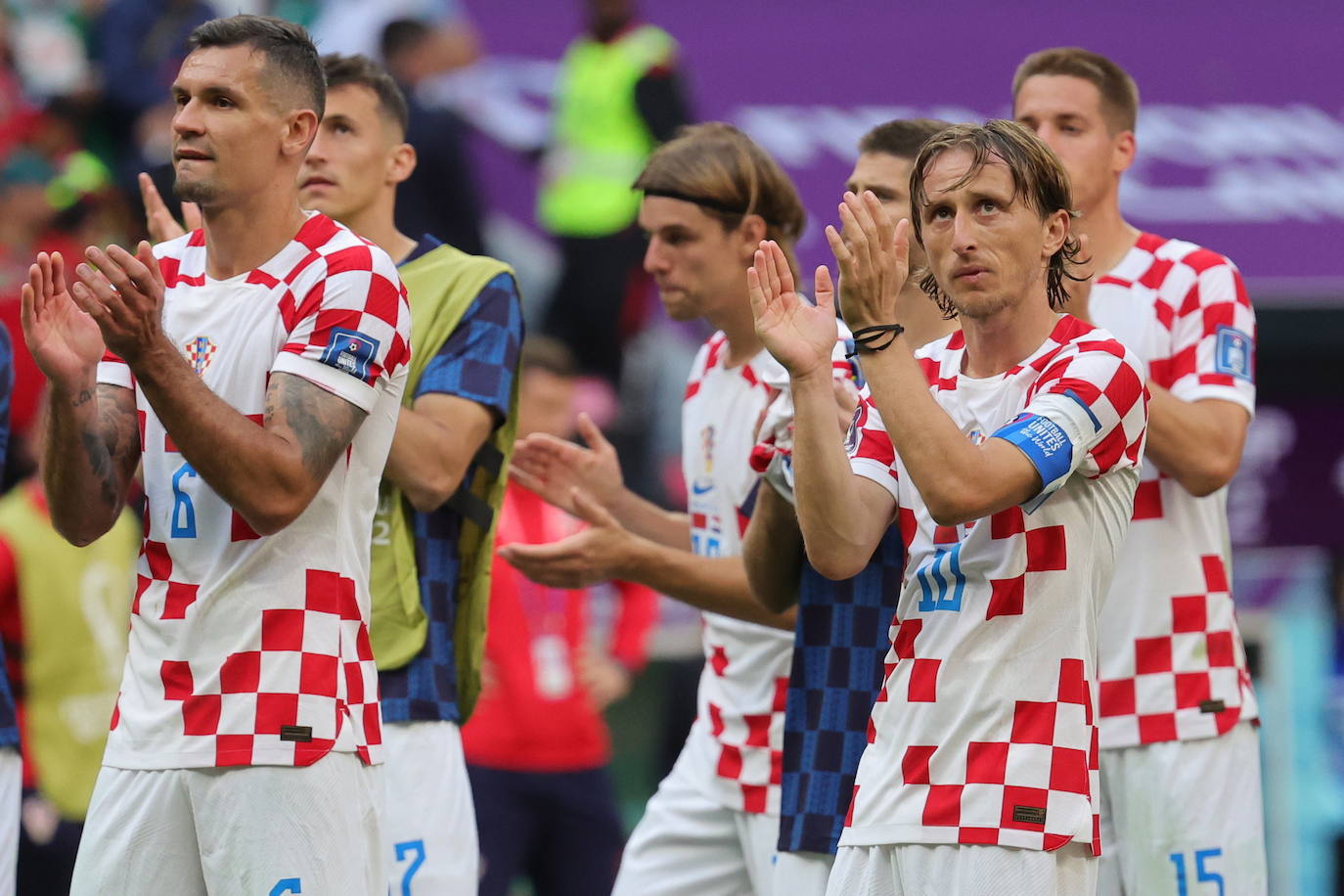 Modric y sus compañeros aplauden a la afición en el primer partido del Mundial/
