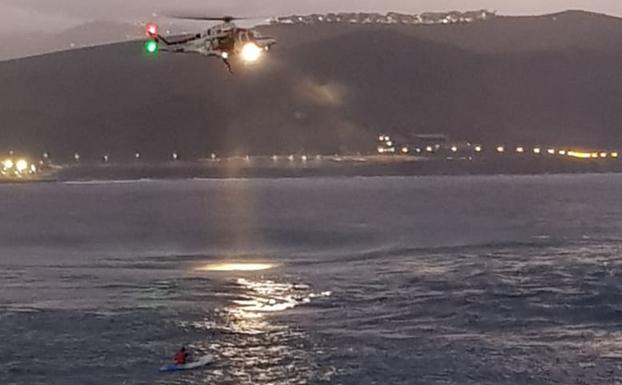 Rescatan en kayak a un bañista en apuros en Las Canteras