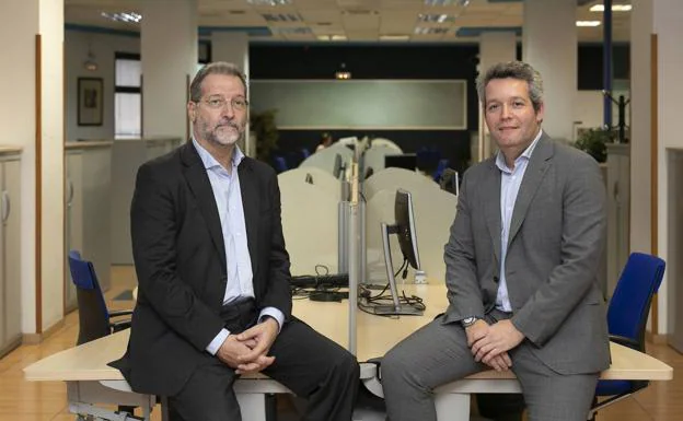 Juan Flores, director territorial de Telefónica España en Canarias, y Eduardo Prieto, director de IT de HiperDino. /