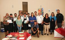 Tuineje finaliza el curso 'Cocinando igualdad' con los hombres